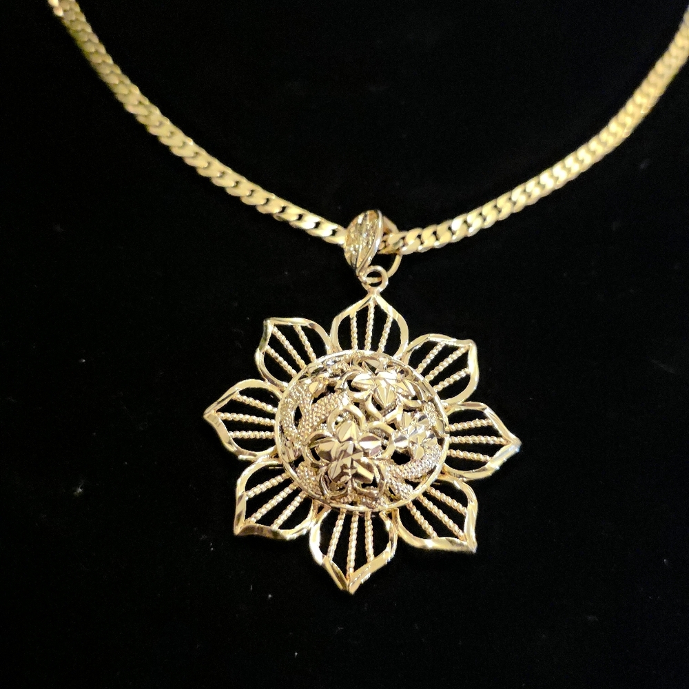 Gold Chain Necklace With Beautiful Sunflower Pendant